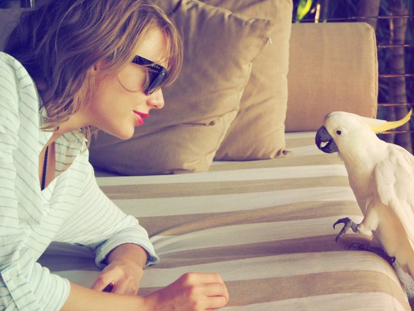 taylor swift with a bird